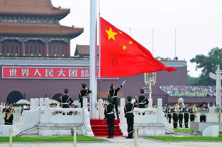 围巾的红色纹路和帽子的颜色一样，会有撞色的感觉吗？